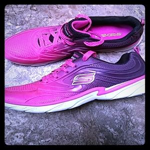 Sketchers Youth - Size 6 Girls